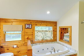 Spacious Wilmington Cabin: Walk to Lake