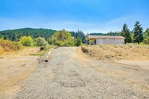 Southern Oregon Cabin: Fire Pit & Private Pond!