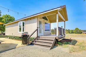 Southern Oregon Cabin: Fire Pit & Private Pond!