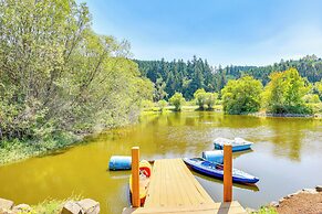 Southern Oregon Cabin: Fire Pit & Private Pond!