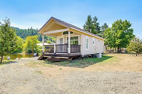 Southern Oregon Cabin: Fire Pit & Private Pond!