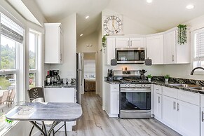 Southern Oregon Cabin: Fire Pit & Private Pond!