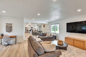 Charming Middlebury Retreat w/ Patio & Fire Pit