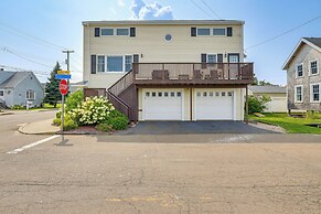 Walk to Beaches: Sunny East Haven Home w/ Grill