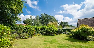 Magnolia Lodge - 4 Beds Fabulous Garden Parking