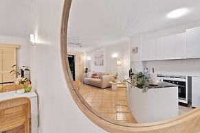 Cozy Waterfront - Free Parking Pool