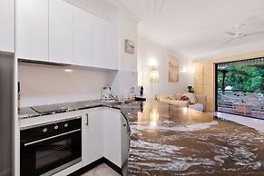 Cozy Waterfront - Free Parking Pool