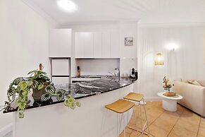 Cozy Waterfront - Free Parking Pool