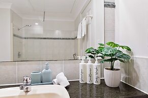 Cozy Waterfront - Free Parking Pool