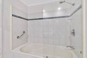 Cozy Waterfront - Free Parking Pool