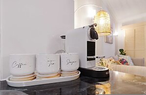 Cozy Waterfront - Free Parking Pool