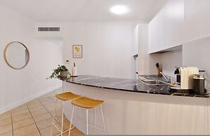 Cozy Waterfront - Free Parking Pool