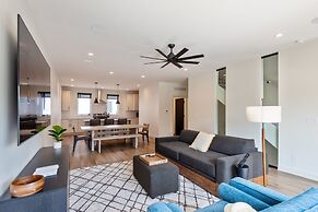 New Modern Townhome With Rooftop Patio 2 Bedroom Townhouse by RedAwnin