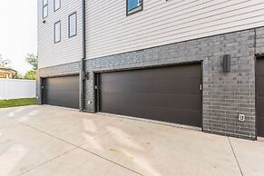 New Modern Townhome With Rooftop Patio 2 Bedroom Townhouse by RedAwnin