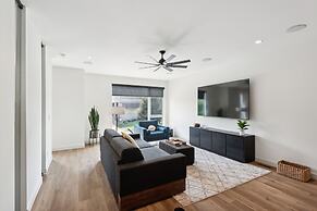 New Modern Townhome With Rooftop Patio 2 Bedroom Townhouse by RedAwnin