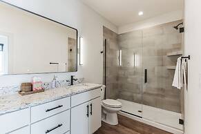 New Modern Townhome With Rooftop Patio 2 Bedroom Townhouse by RedAwnin