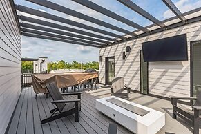 New Modern Townhome With Rooftop Patio 2 Bedroom Townhouse by RedAwnin