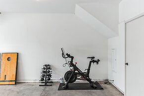 New Modern Townhome With Rooftop Patio 2 Bedroom Townhouse by RedAwnin