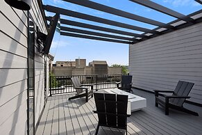 New Modern Townhome With Rooftop Patio 2 Bedroom Townhouse by RedAwnin