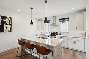 New Modern Townhome With Rooftop Patio 2 Bedroom Townhouse by RedAwnin
