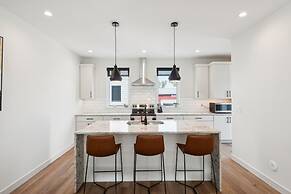 New Modern Townhome With Rooftop Patio 2 Bedroom Townhouse by RedAwnin