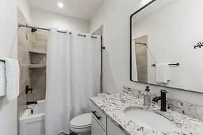 New Modern Townhome With Rooftop Patio 2 Bedroom Townhouse by RedAwnin