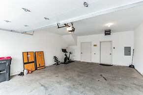 New Modern Townhome With Rooftop Patio 2 Bedroom Townhouse by RedAwnin