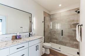 New Modern Townhome With Rooftop Patio 2 Bedroom Townhouse by RedAwnin