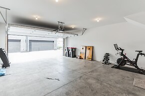 New Modern Townhome With Rooftop Patio 2 Bedroom Townhouse by RedAwnin