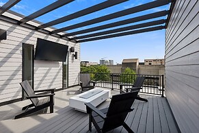 New Modern Townhome With Rooftop Patio 2 Bedroom Townhouse by RedAwnin