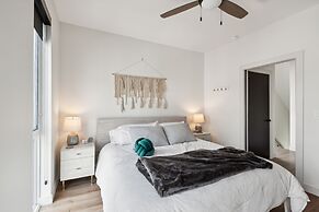 New Modern Townhome With Rooftop Patio 2 Bedroom Townhouse by RedAwnin
