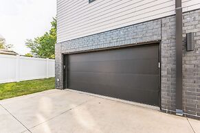 New Modern Townhome With Rooftop Patio 2 Bedroom Townhouse by RedAwnin