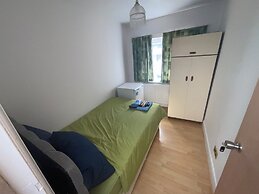 New Malden - 4 Beds - Sleeps 8 - Garden - Wifi