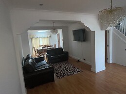 New Malden - 4 Beds - Sleeps 8 - Garden - Wifi