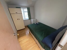 New Malden - 4 Beds - Sleeps 8 - Garden - Wifi