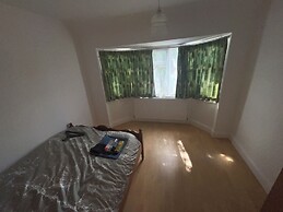 New Malden - 4 Beds - Sleeps 8 - Garden - Wifi