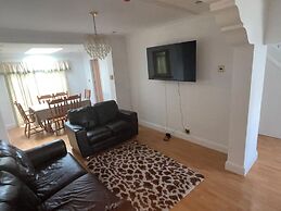 New Malden - 4 Beds - Sleeps 8 - Garden - Wifi
