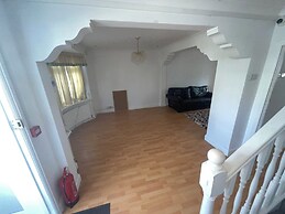 New Malden - 4 Beds - Sleeps 8 - Garden - Wifi