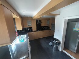 New Malden - 4 Beds - Sleeps 8 - Garden - Wifi
