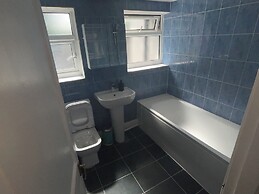 New Malden - 4 Beds - Sleeps 8 - Garden - Wifi