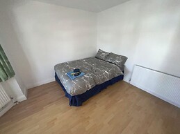 New Malden - 4 Beds - Sleeps 8 - Garden - Wifi