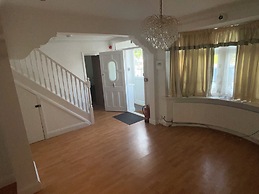 New Malden - 4 Beds - Sleeps 8 - Garden - Wifi