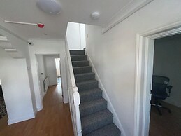 New Malden - 4 Beds - Sleeps 8 - Garden - Wifi