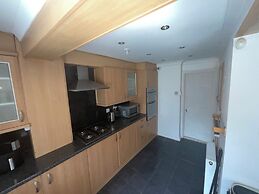 New Malden - 4 Beds - Sleeps 8 - Garden - Wifi