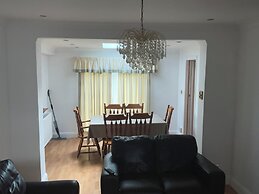New Malden - 4 Beds - Sleeps 8 - Garden - Wifi
