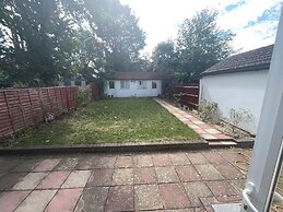 New Malden - 4 Beds - Sleeps 8 - Garden - Wifi