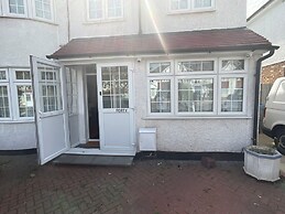 New Malden - 4 Beds - Sleeps 8 - Garden - Wifi
