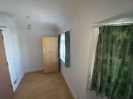 New Malden - 4 Beds - Sleeps 8 - Garden - Wifi