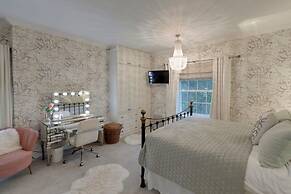 Luxury Georgian Country House With Hot Tub