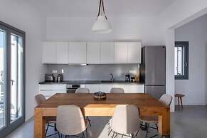 Parikia s Crossroad 3 Bedroom House